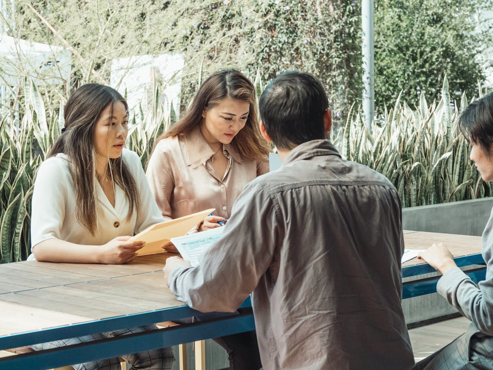 An investigator meeting with a business client to discuss findings